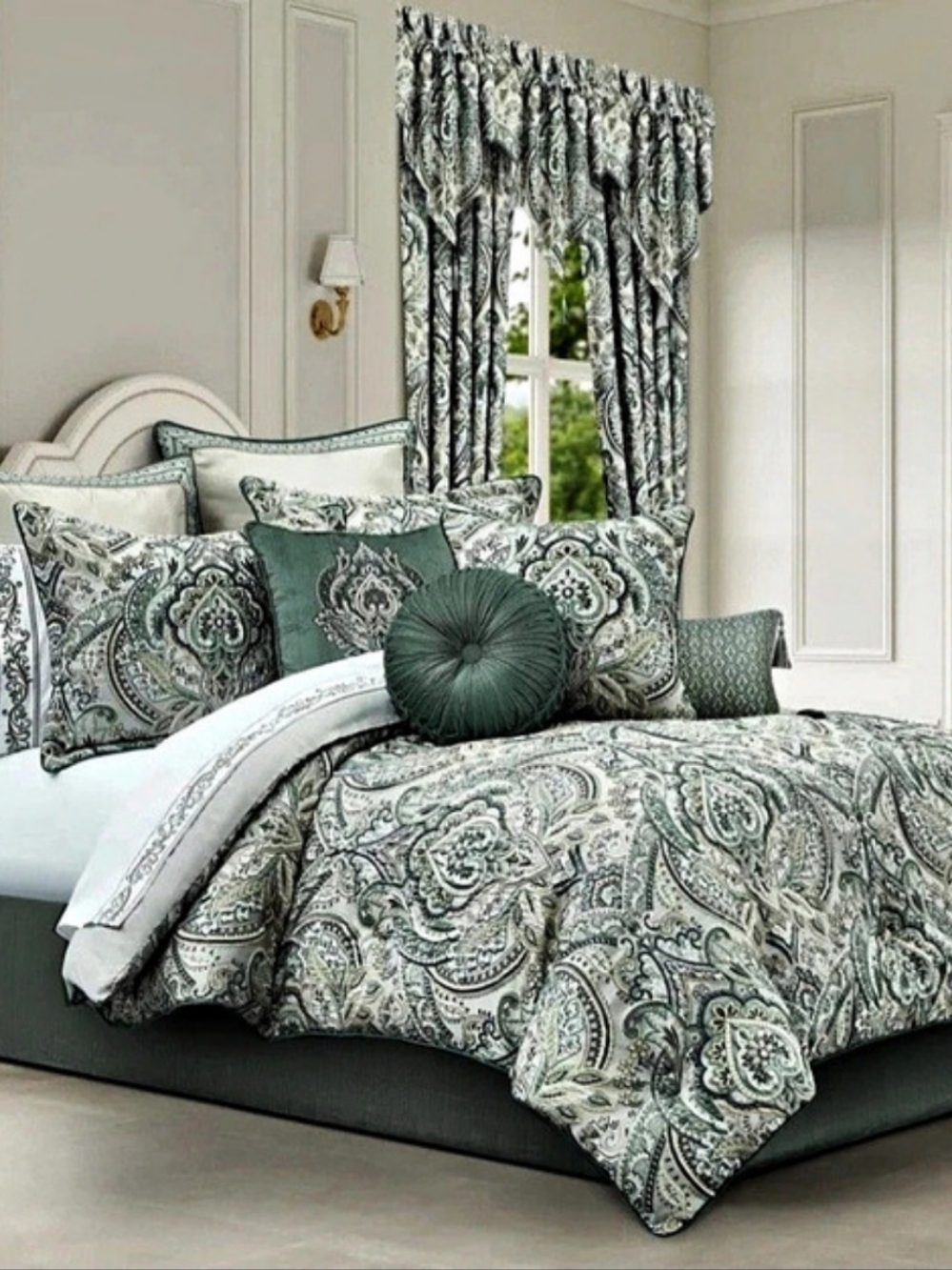 J. Queen New York Nico 4-Piece King Comforter Set Damask Spa Blue Teal